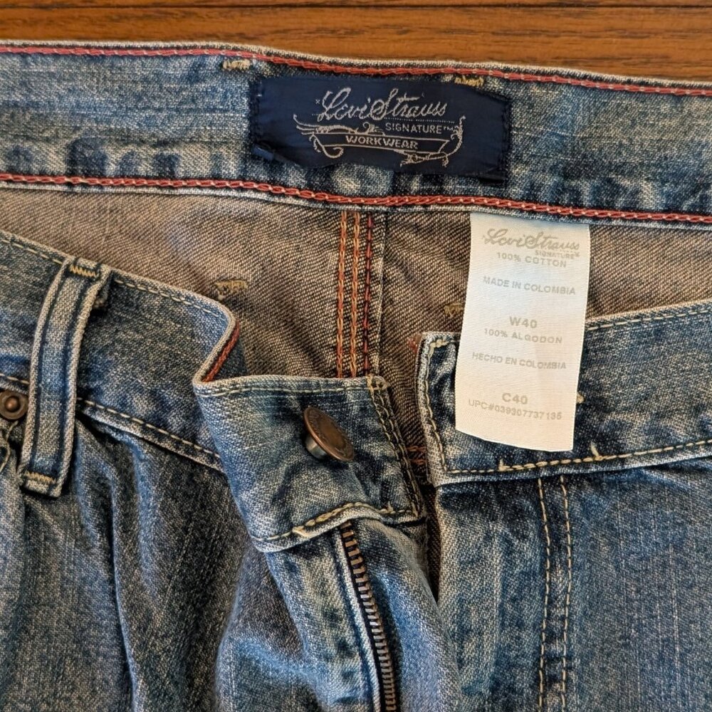 Levi size 40 Jean Shorts
